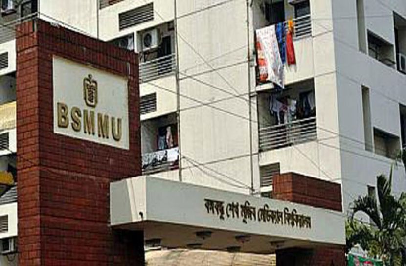বিএসএমএমইউতে টিকা নিলেন তিন বিচারপতি