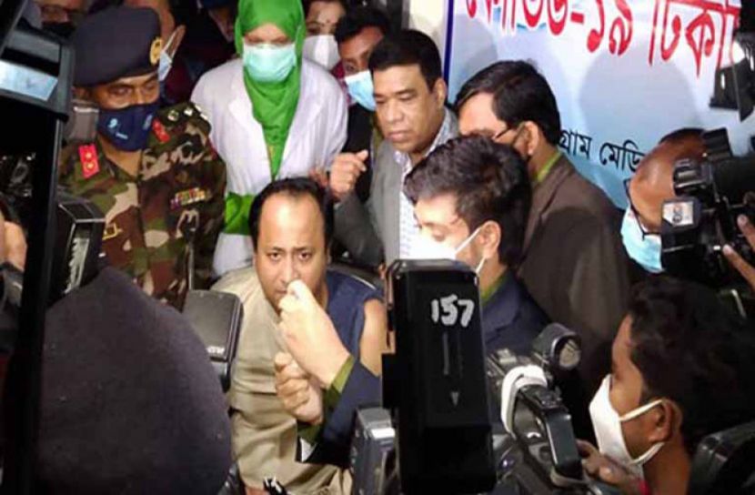 চট্টগ্রামে প্রথম টিকা নিলেন শিক্ষা উপমন্ত্রী নওফেল