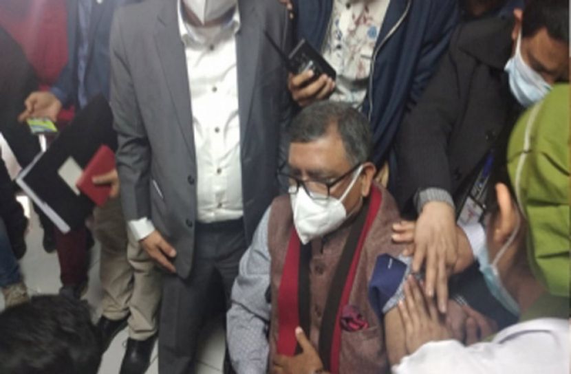 করোনার টিকা নিলেন স্বাস্থ্যমন্ত্রী
