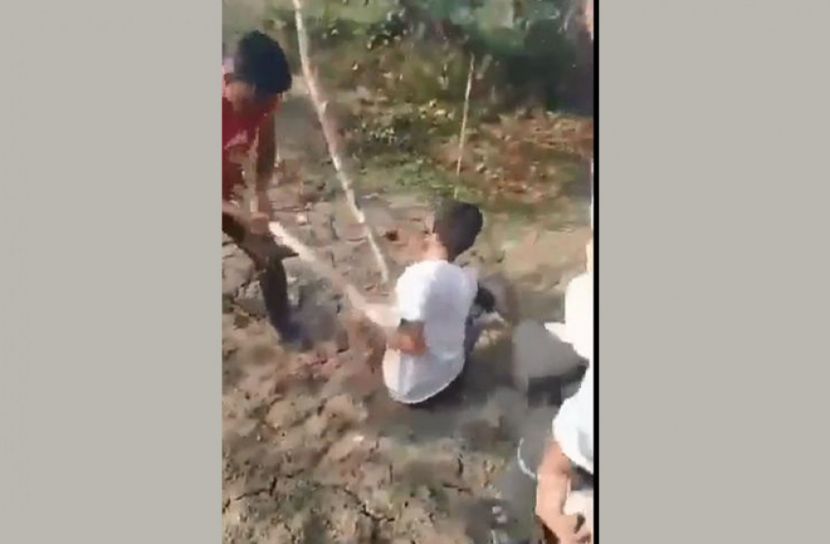 যুবককে গাছে বেঁধে বর্বর নির্যাতন, ভিডিও ভাইরাল