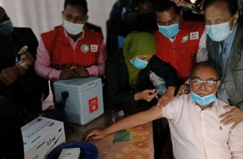 রংপুরে প্রথম করোনার টিকা নিলেন সিটি মেয়র