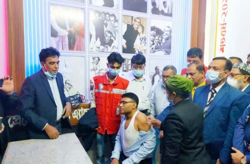 গোপালগঞ্জে উৎসবমুখর পরিবেশে টিকাদান