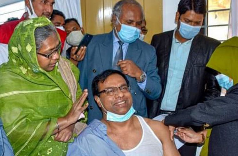 গাইবান্ধায় কোভিড-১৯ এর প্রথম টিকা নিলেন ডিসি আব্দুল মতিন