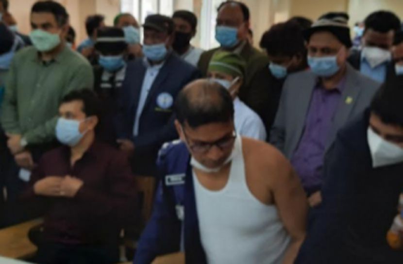 মানিকগঞ্জে করোনার টিকা নিলেন ডিসি, এসপি ও সিভিল সার্জন