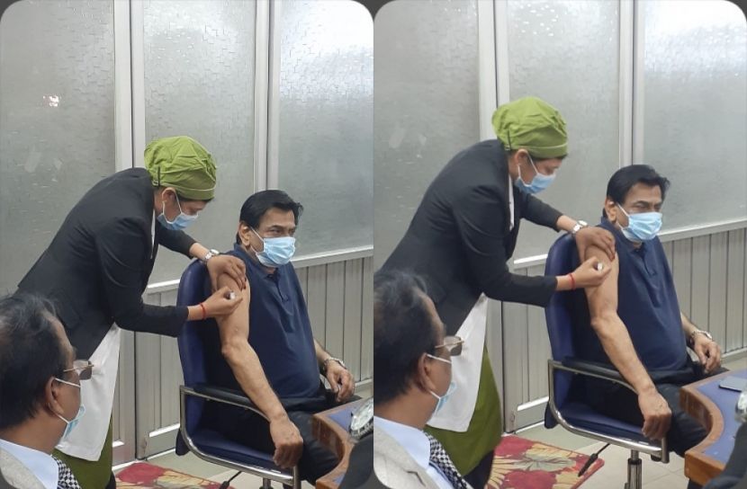 ক্রীড়াঙ্গনের প্রথম টিকা নিলেন কাজী সালাহউদ্দিন