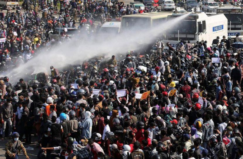 মিয়ানমারে বিক্ষোভকারীদের ওপর জলকামান ব্যবহার