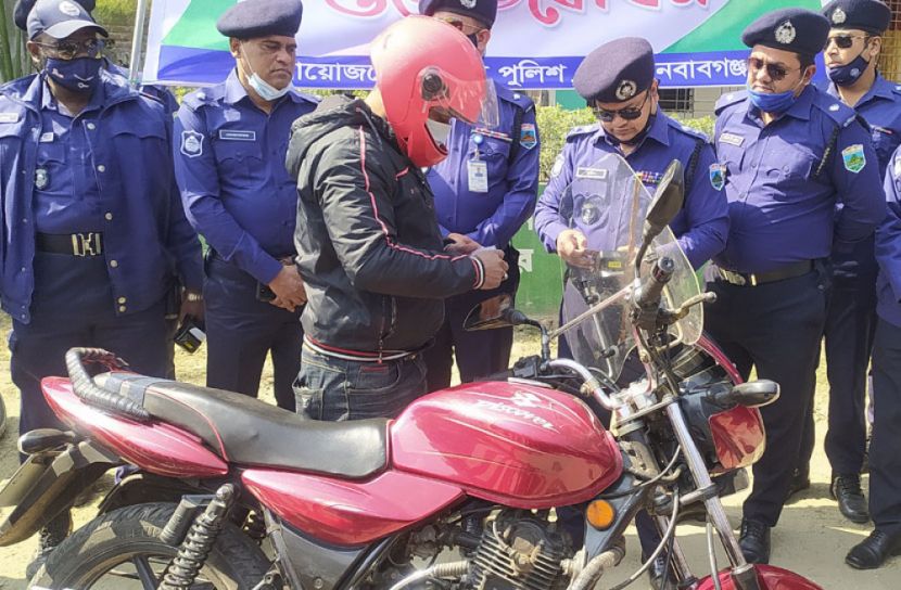 চাঁপাইনবাবগঞ্জে ট্রাফিক জরিমানা দিতে আর যেতে হবে না থানায়