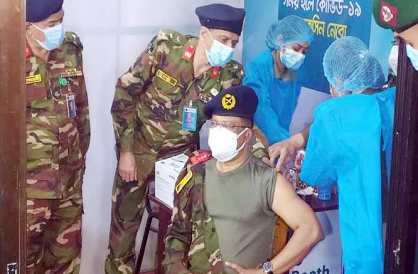 চট্টগ্রামে টিকা নিচ্ছেন সেনাবাহিনীর ৪ হাজার সদস্য