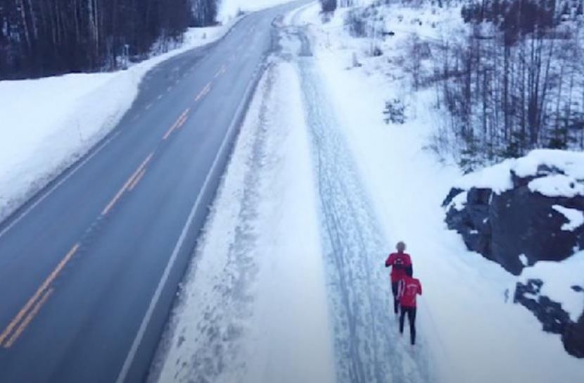 বরফের ওপর খালি পায়ে হেঁটে বিশ্বরেকর্ড!