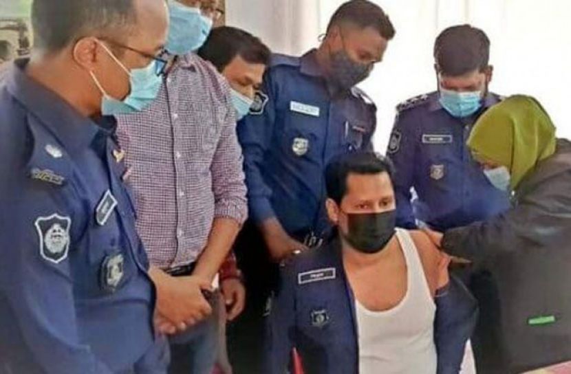 করোনার ভ্যাকসিন নিলেন রংপুরের পুলিশ সুপার 
