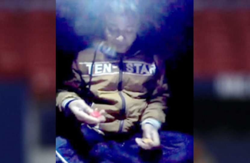 আ. লীগ নেতার ইয়াবা সেবনের ছবি ভাইরাল