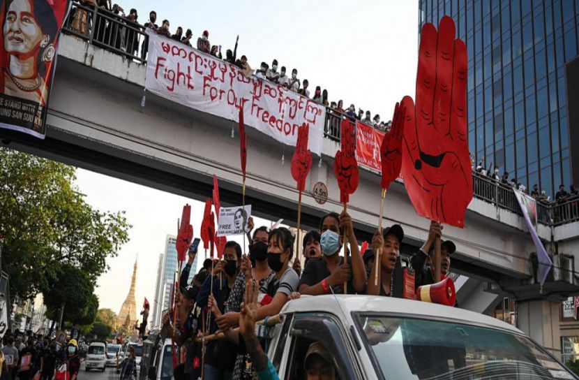 নিষেধাজ্ঞা উপেক্ষা করে মিয়ানমারে বিক্ষোভ