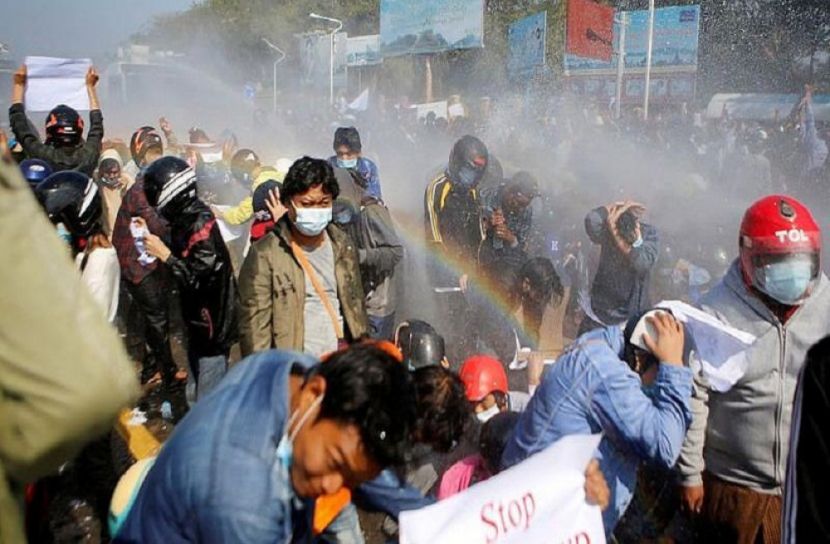 মিয়ানমারে বিক্ষোভ দমাতে পুলিশের গুলি