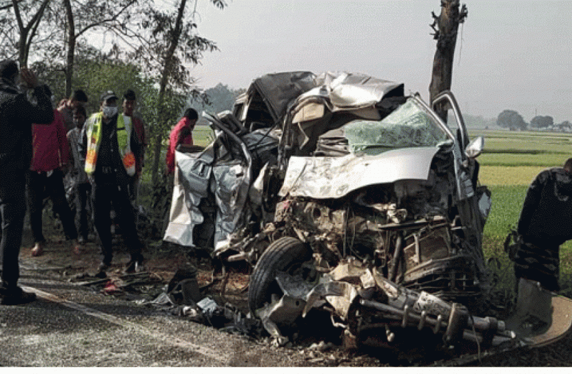 দুমড়েমুচড়ে গেল মাইক্রোবাস, চালক নিহত