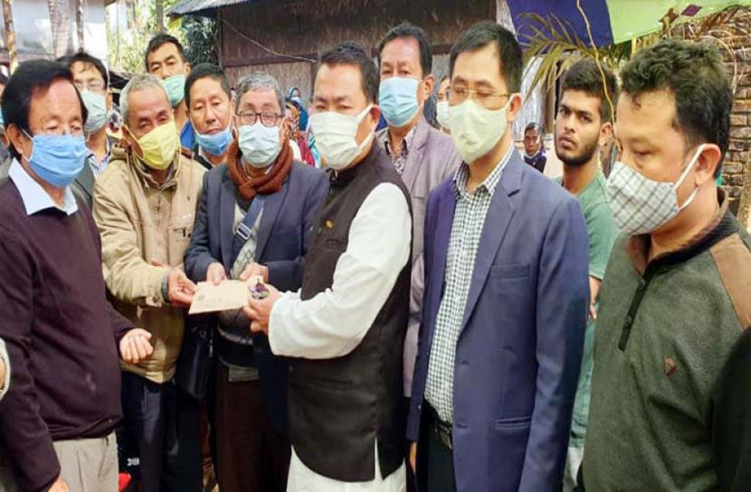 নিহত প্রভাষকের পরিবারের পাশে জেলা পরিষদ