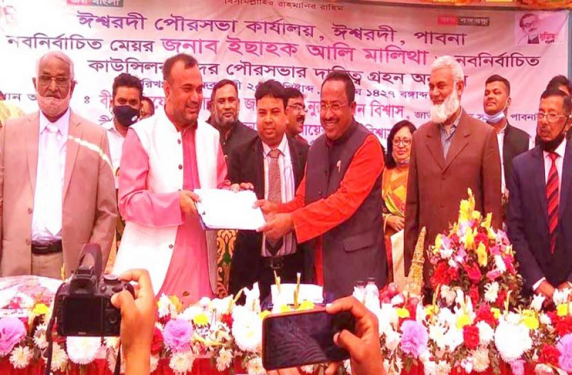 ঈশ্বরদীতে নতুন মেয়রকে আনুষ্ঠানিকভাবে দায়িত্ব হস্তান্তর