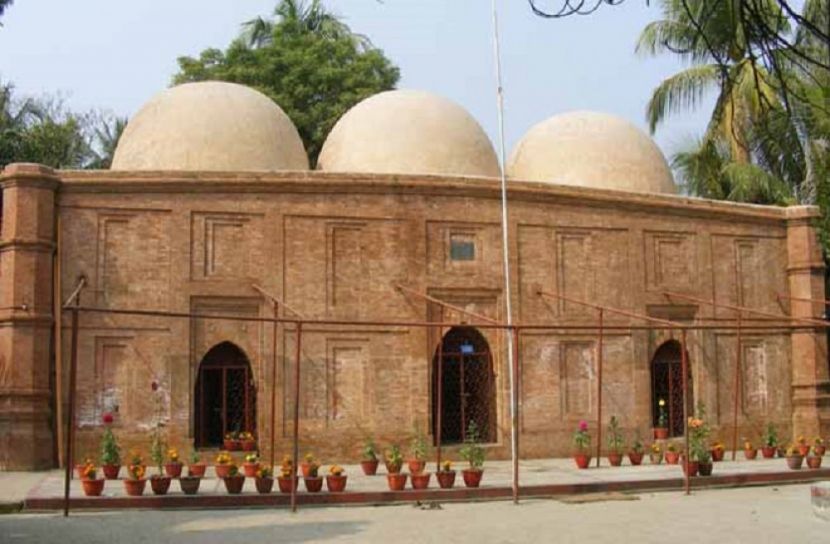 পাবনায় ঐতিহ্যবাহী ৩ গম্বুজবিশিষ্ট শাহী মসজিদ