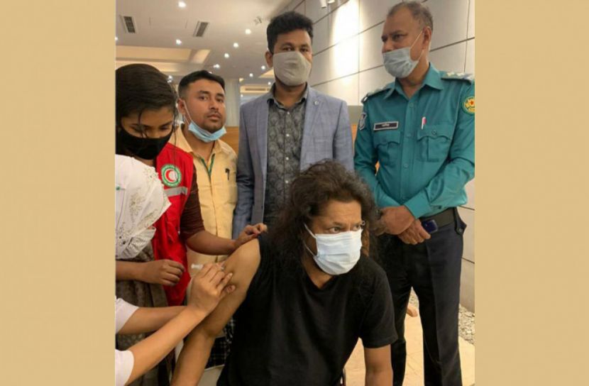 ভ্যাকসিন নিলেন নগর বাউল জেমস