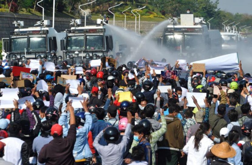 তবুও রাজপথ ছাড়তে রাজি নন মিয়ানমারের বিক্ষোভকারীরা