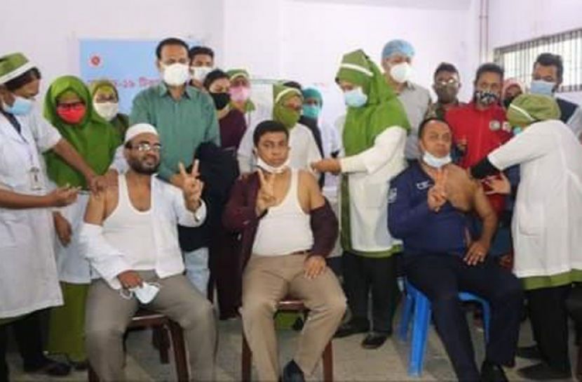 খুলনায় ভ্যাক্সিন প্রদান কমিটি’র সভাপতির টিকা গ্রহণ