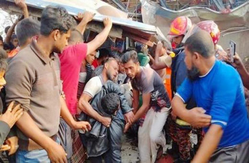 ঝিনাইদহে বাস ট্রাকের সংঘর্ষে নিহতের সংখ্যা বেড়ে ১২ 