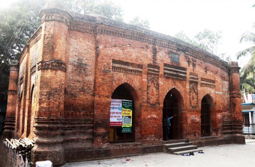 জীর্ণশীর্ণ ৫৩৮ বছরের পুরনো বাবা আদম মসজিদ