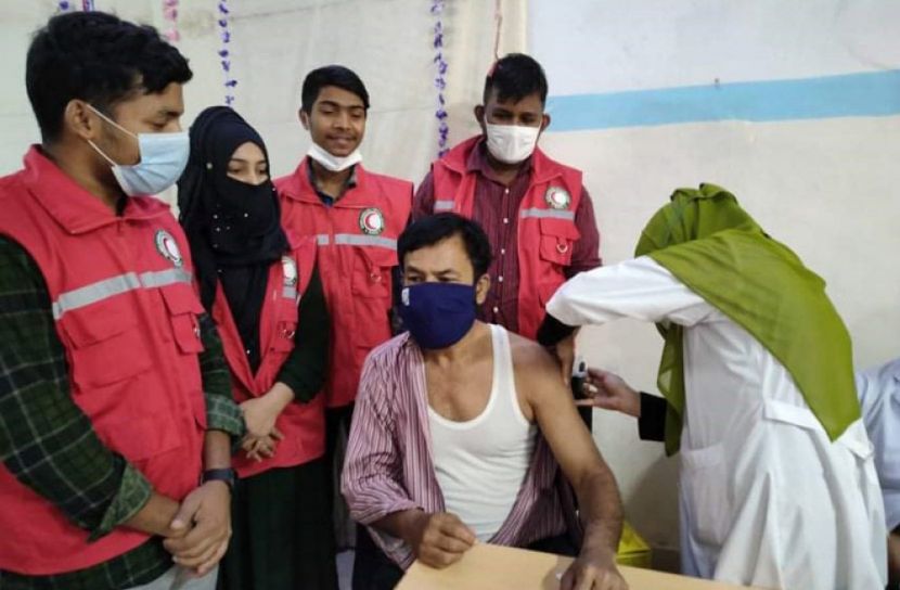 টিকা কার্যক্রমে কাজ করছে রেডক্রিসেন্ট সদস্যরা