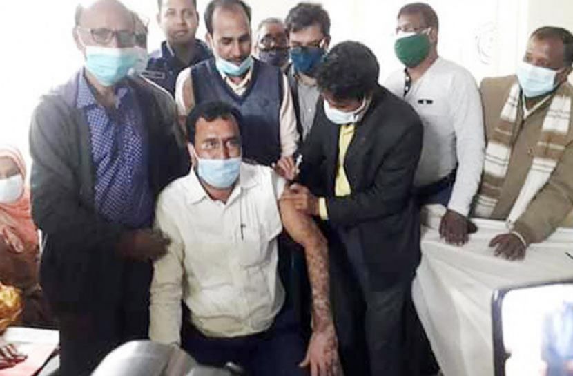 করোনার টিকা না নিয়ে চেয়ারম্যানের ফটোসেশন 