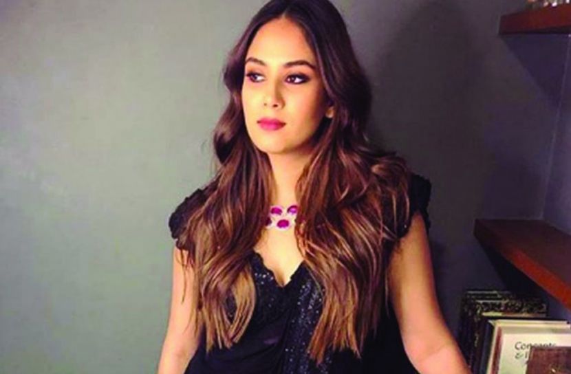 বিকিনি ছবিতে নিজের শরীরকে ফলের সঙ্গে তুলনা মীরার