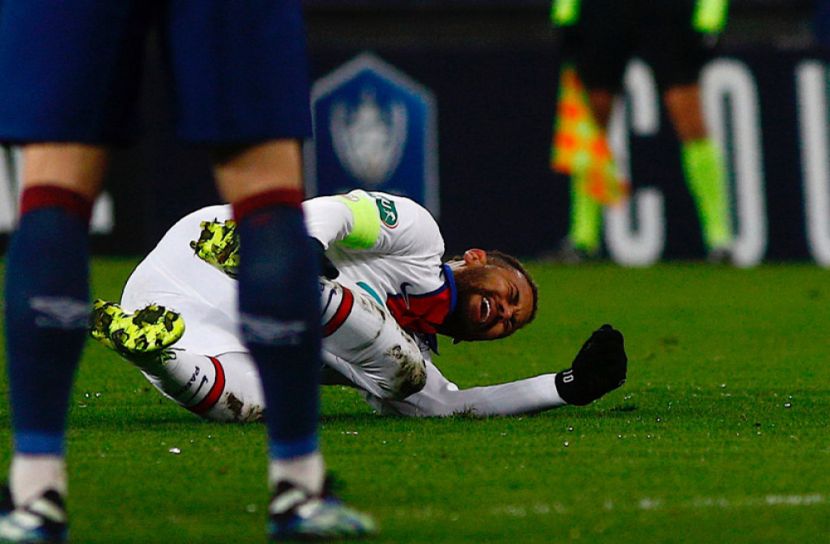 চার সপ্তাহের জন্য ছিটকে গেলেন নেইমার