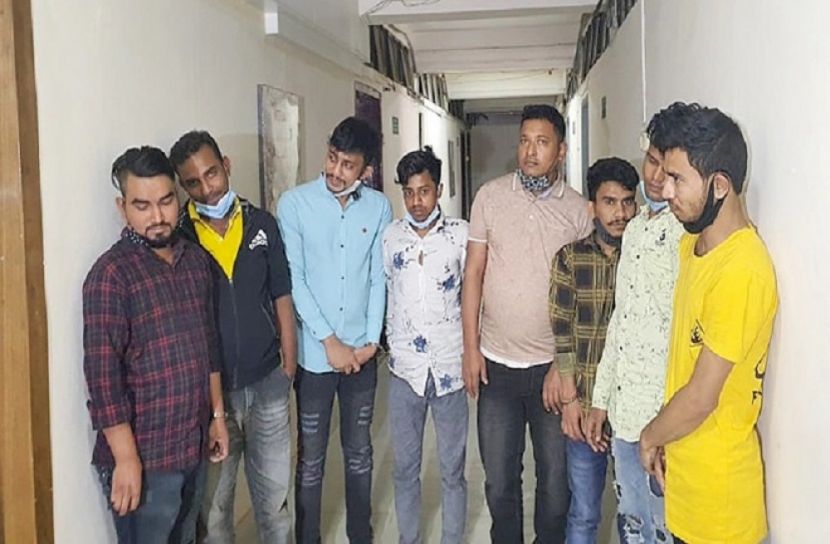 চট্টগ্রামে ডাকাতির প্রস্তুতিকালে অস্ত্রসহ গ্রেফতার ৮