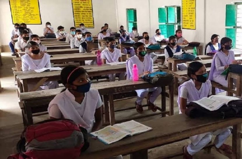 কলকাতায় ১১ মাস পর স্কুলে ফিরলো শিক্ষার্থীরা