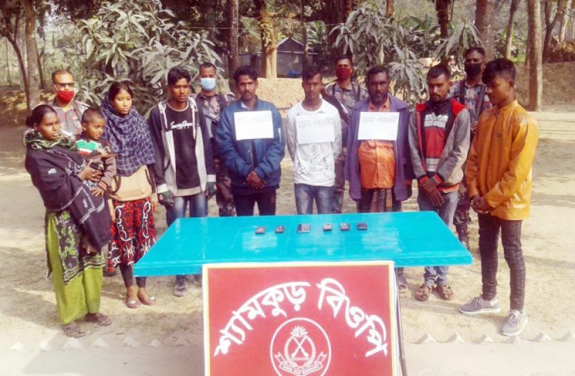 মহেশপুরে ৬ নারী-শিশু আটক