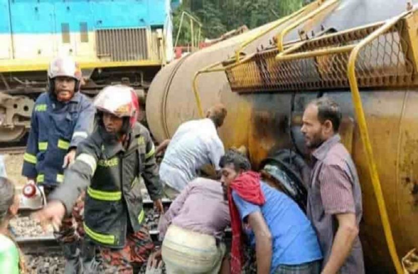 সিলেটে তেলবাহী ট্রেন লাইনচ্যুত