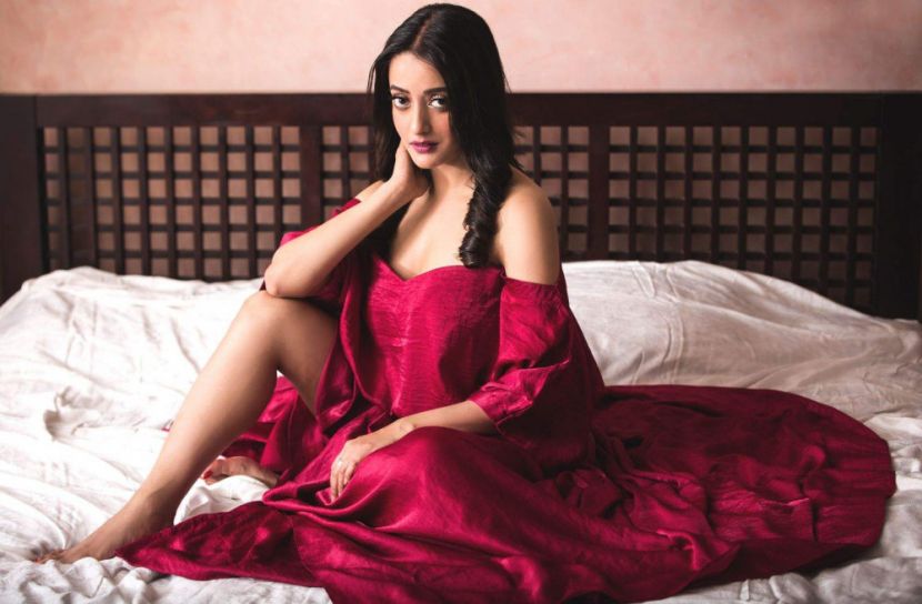 লাল রঙের উষ্ণতায় রাইমা