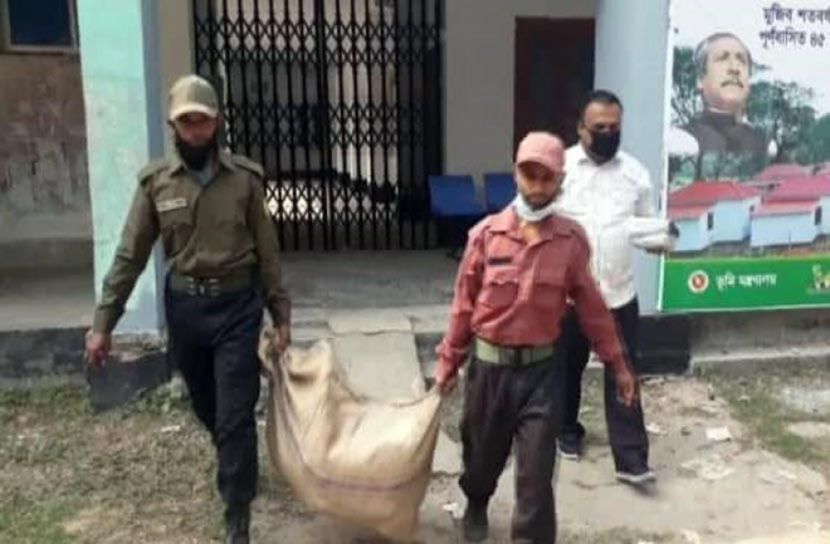 আখাউড়ার ভোটকেন্দ্রে পৌঁছেছে নির্বাচনী সামগ্রী   