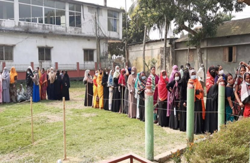চুনারুঘাটে নারী ভোটারের উপস্থিতি লক্ষ্যনীয় 