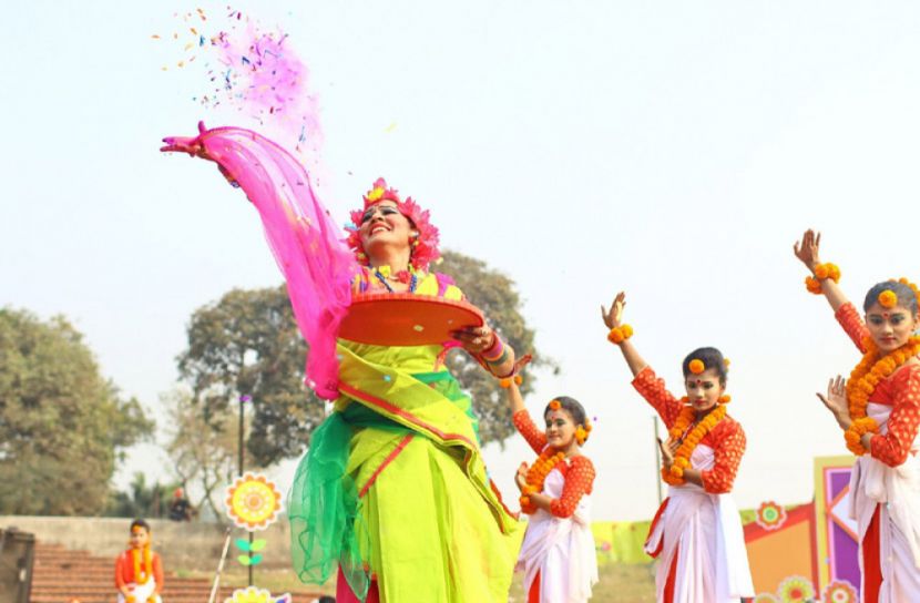 রাজধানীতে বর্ণিল আয়োজনে বসন্ত বরণ