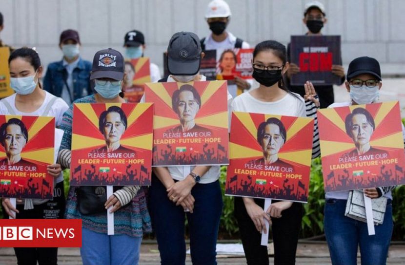 মিয়ানমারের রাজপথে গণতন্ত্রপন্থিরা