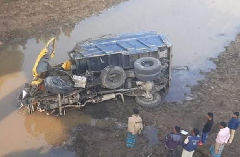 ট্রাক ব্রিজের নিচে পড়ে চালক-হেলপারের মৃত্যু