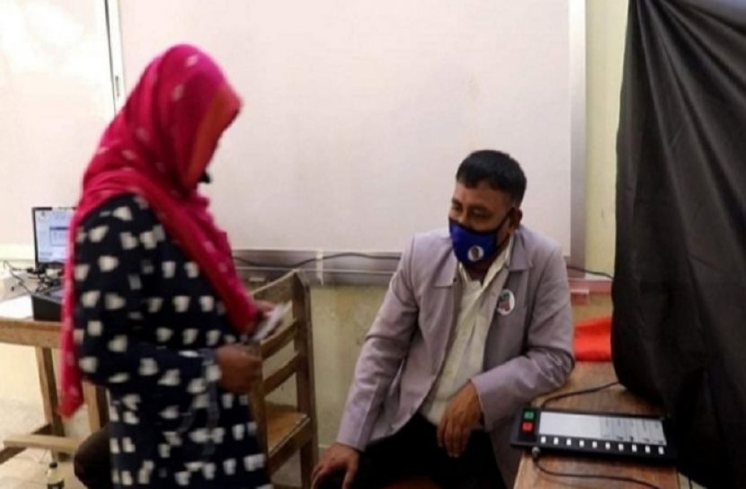 রামগতিতে নৌকায় ভোট দিতে বাধ্য করার অভিযোগ