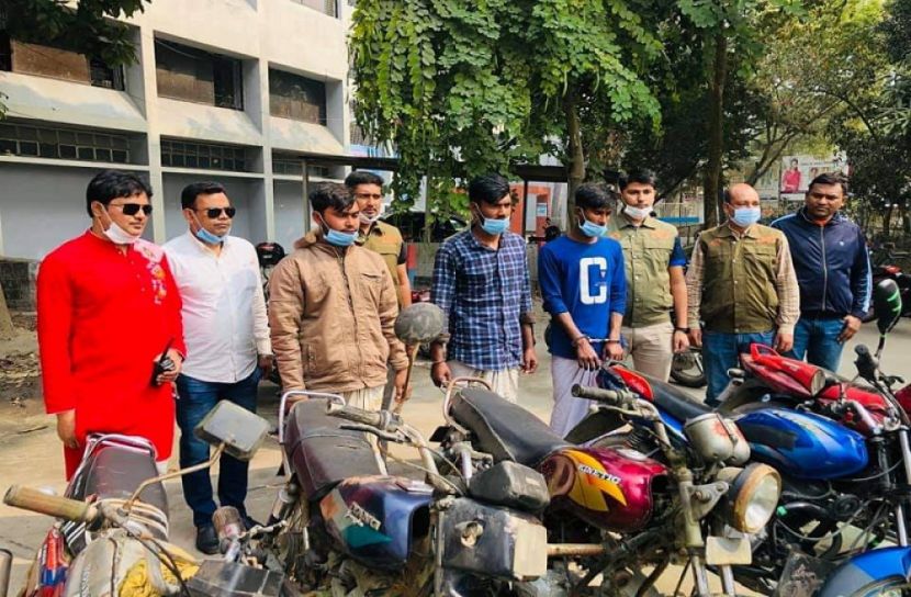 সিরাজগঞ্জে ৫ চোরাই মোটরসাইকেলসহ আটক ৩