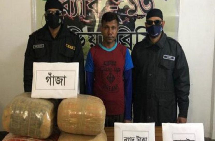 পাথরবোঝাই ট্রাকে ২২ কেজি গাঁজা