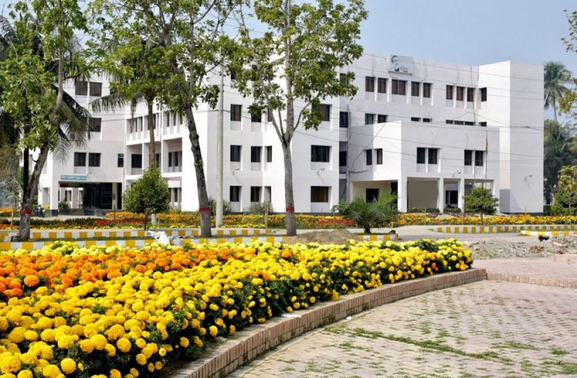 ফুলে ফুলে সমারোহ খুবি ক্যাম্পাস