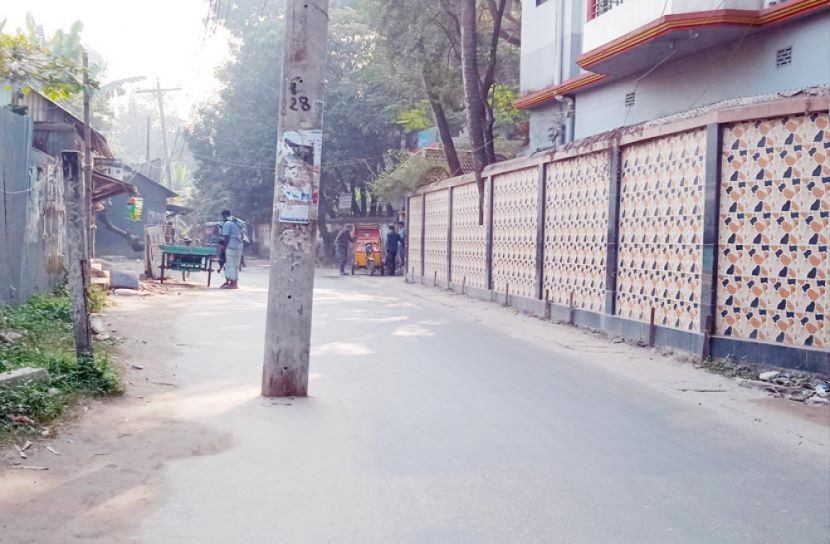 রাস্তায় বৈদ্যুতিক খুঁটি, দুর্ঘটনার আশঙ্কা 