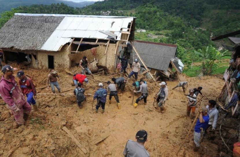 ইন্দোনেশিয়ায় ভূমিধসে নিহত ২, নিখোঁজ ১৬