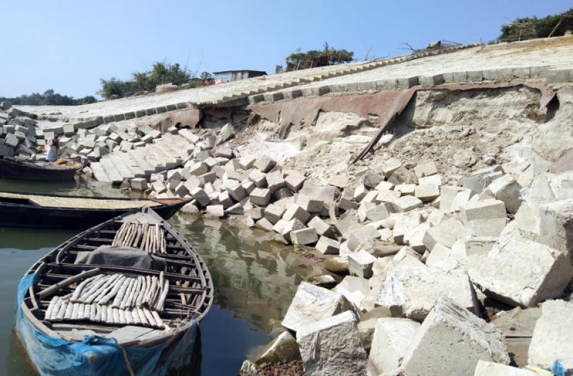 তলিয়ে যাচ্ছে নদীরক্ষা বাঁধ, উৎকণ্ঠায় পদ্মাপাড়বাসী