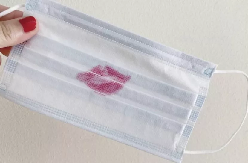 যেভাবে মেকআপ করলে লাগবে না মাস্কে