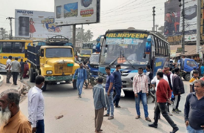 ঝিনাইদহে মাইক্রোবাস শ্রমিকদের সড়ক অবরোধ