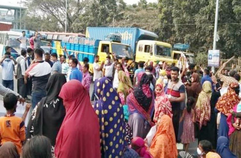 গজারিয়ায় ধর্ষণের প্রতিবাদে মহাসড়ক অবরোধ